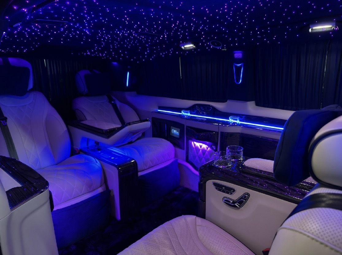 Intérieur premium du Mercedes Classe V VIP Challenger Transport à Lausanne